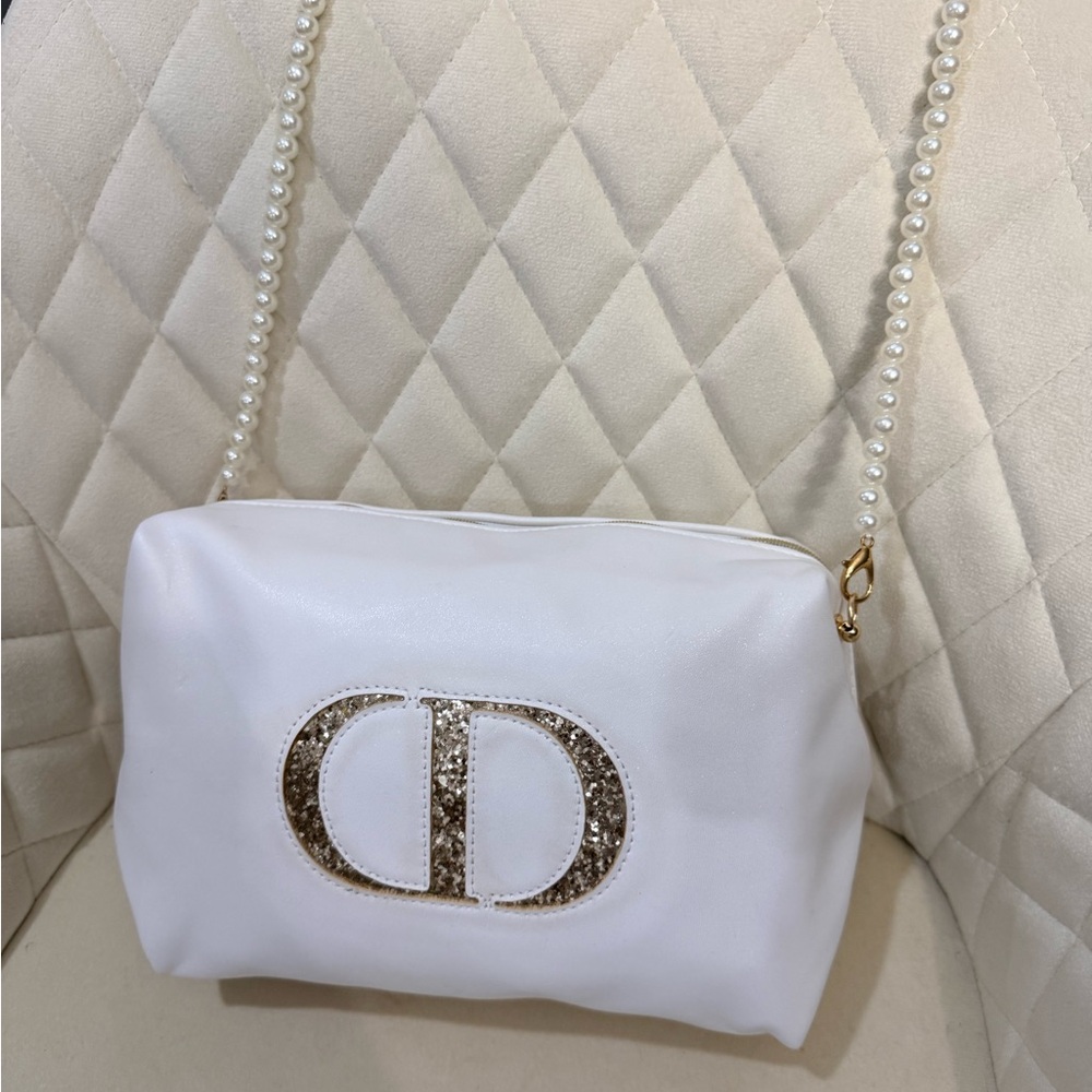 Elegant White Designer Bag with Pearl Strap - Picture 4 of 15